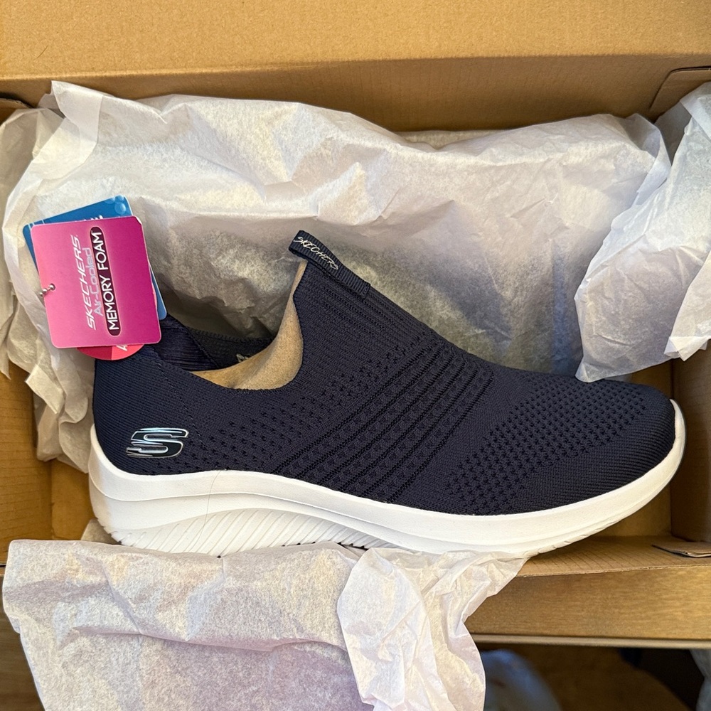 Skechers Stretch Fit Shoes with Air-Cooled Memory Foam Size 8 Navy NIB